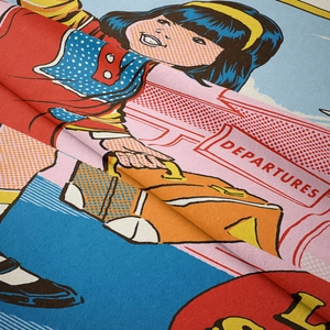 Dettaglio della trama del tessuto con stampa pop art a fumetti e scritta Departures