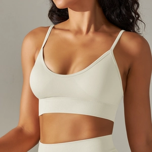 Dettaglio del reggiseno sportivo senza cuciture con spalline sottili in maglia crema