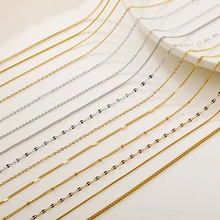 Dettaglio di varie catene in oro e argento, inclusi modelli a serpente, box e a croce