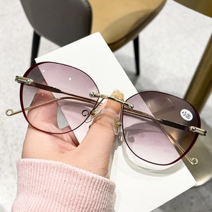 Details von Lesebrille mit lila Verlaufsgläsern Gold Metallbügeln und Stärke +3,00