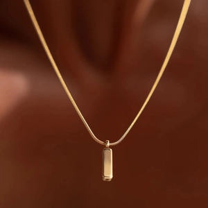 Pendentif rectangulaire en acier inoxydable plaqué or 18K sur une chaîne serpent