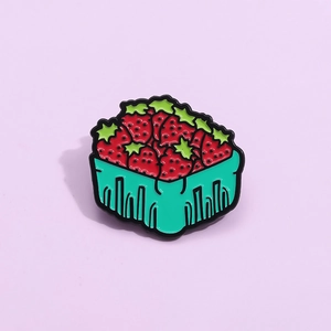 Broche épingle émaillée panier de fraises avec fruits rouges et panier en métal vert