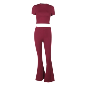 Set due pezzi in maglia bordeaux con top corto a maniche corte e pantaloni svasati