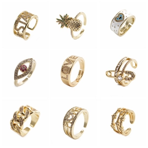 Set di nove anelli dorati regolabili con ciondoli in zirconia e dettagli colorati