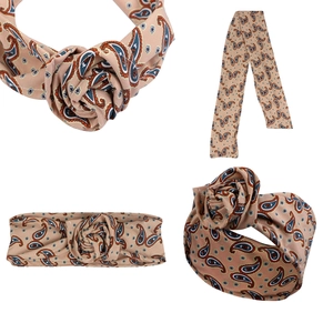 Details des rosa Paisley-Samtstirnbands mit 3D-Blumenknoten aus mehreren Winkeln