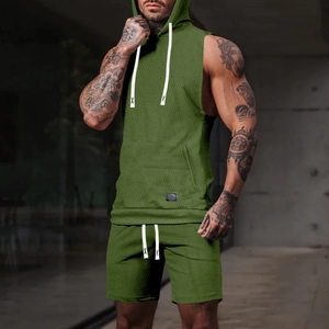 Détail de la maille gaufrée vert armée sur l'ensemble short et sweat à capuche homme