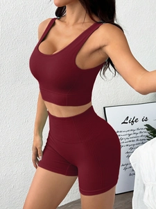 Dettaglio degli shorts a vita alta a costine senza cuciture e reggiseno sportivo bordeaux