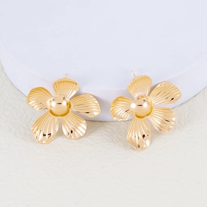 Elegant gold vintage flower earrings with striped texture and central sphere detail