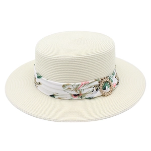 Chapeau de paille crème élégant avec foulard floral et boucle en strass pour la protection solaire