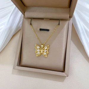 Parure collier papillon élégante en acier titane doré avec cristaux dans un coffret