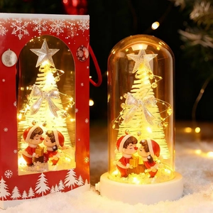 Luce notturna a cupola di Natale con figure e scatola regalo rossa con fiocchi di neve