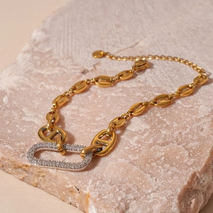 Détail d'un bracelet bicolore avec pierres en zircon sur un socle en pierre naturelle