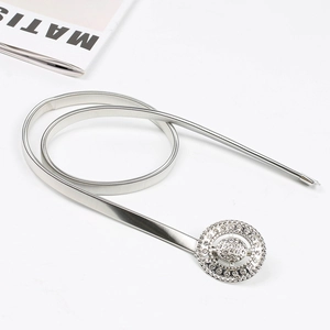 Vue détaillée de la chaîne de taille élastique argentée avec une boucle ronde en strass