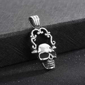 Vue macro d'un pendentif tête de mort pirate en acier argenté avec détails gravés