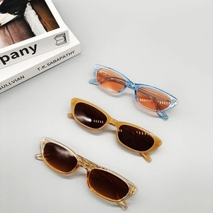 Trois paires de lunettes de soleil vintage œil de chat en bleu, caramel et fauve