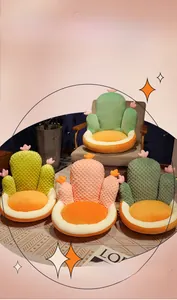 Détail d'un coussin de chaise doux en forme de cactus avec tissu velours texturé