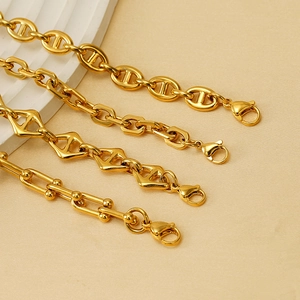 Lot de quatre bracelets à maillons en acier inoxydable doré aux motifs fer à cheval et ancre