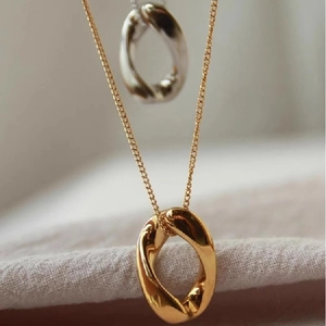 Collana vintage francese con pendente ovale a goccia in finitura oro e argento