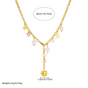 Collana a Y dorata con ciondoli a stella, croce, sole e perla su sfondo bianco puro