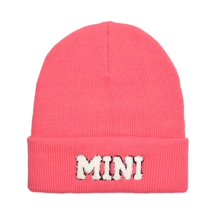 Dettaglio del berretto in maglia rosa con ricamo di lettere MINI in peluche bianco
