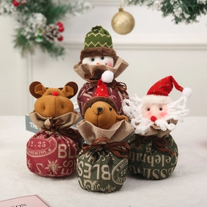 Détail de quatre sacs cadeaux de Noël avec motifs de Père Noël, bonhomme de neige et renne