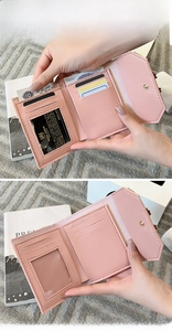 Détail du portefeuille rose avec plusieurs fentes pour cartes et fenêtre d'identité