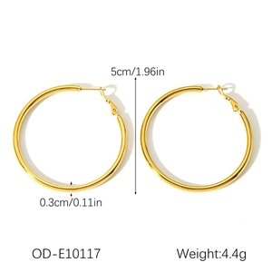 Détail montrant les dimensions et le poids de 4,4g de ces créoles dorées de 5cm en acier