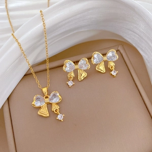 Set gioielli in acciaio al titanio dorato con collana a fiocco e orecchini di zircone