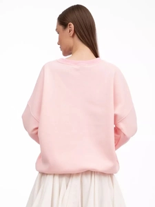 Rückansicht eines hellrosa Oversize-Sweatshirts mit überschnittenen Schultern und Baumwollstoff
