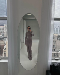 Détail des fronces à la taille de cette robe longue grise ajustée à manches longues