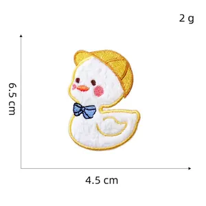 Patch brodé canard mignon en peluche avec chapeau jaune et nœud bleu, taille 6,5x4,5cm