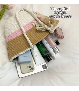 Détail du grand sac cabas tissé tricolore montrant tablette et produits cosmétiques