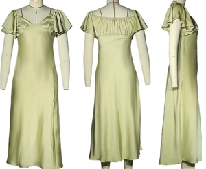 Vue en trois plans d'une robe en satin vert clair avec col en V et manches volantées