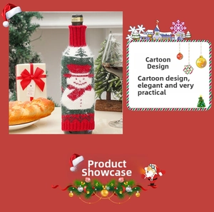 Dettaglio di un copribottiglia di vino in maglia festiva con pupazzo di neve e sciarpa