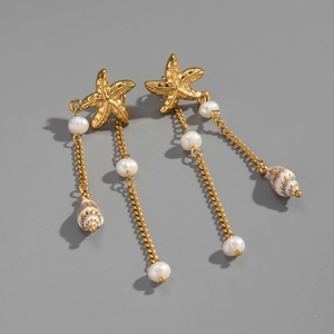 Dettaglio degli orecchini a stella marina con perle e conchiglie su catene sottili