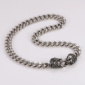 Détail du fermoir tête de lion sur un collier gourmette vintage en acier inoxydable
