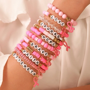 Mehrlagige Heishi-Perlenarmbänder-Set mit rosa Schleife für Brustkrebs-Bewusstsein