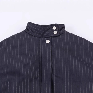 Giacca bomber a righe sottili blu scuro con colletto alla coreana e bottoni in metallo