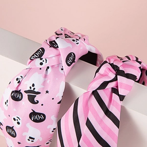 Détail de serre-têtes d'Halloween avec motifs fantômes roses et nœuds en tissu rayé