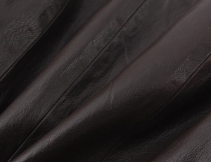 Dettaglio ravvicinato della texture in finta pelle morbida e finitura opaca