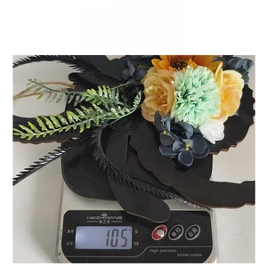 Couronne de porte d'Halloween avec fleurs artificielles et araignées pesant 105 grammes