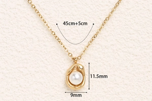 Macro shot of pearl pendant showing dimensions 11.5mm by 9mm and golden metal frame detail