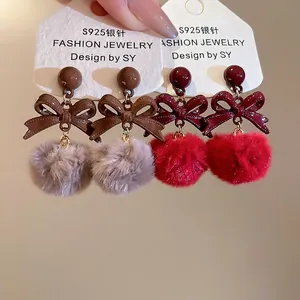 Orecchini a fiocco con pompon in ecopelliccia e perni in argento S925 da donna