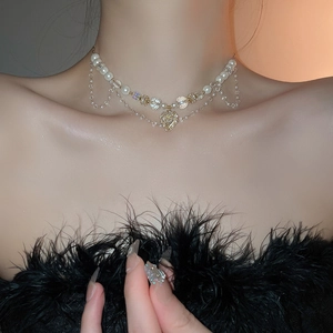 Collier double rang de style français avec perles et pendentif cœur doré sur mannequin
