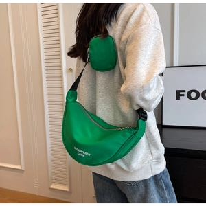 Dettaglio della borsa a tracolla a mezzaluna in nylon verde con stampa Mountain Line