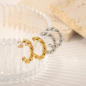Twisted C-shape hoop earrings in 18K gold and silver finish stainless steel