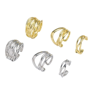 Set di ear cuff in metallo oro e argento con design a strati e texture irregolare
