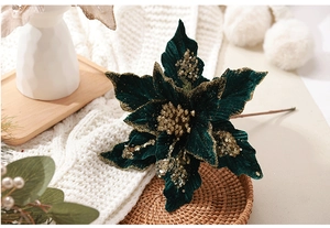 Détail de fleur de poinsettia en velours vert foncé et paillettes d'or de Noël