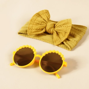 Details von Baby-Stirnband mit Schleife und gelber Blumen-Sonnenbrille im Set