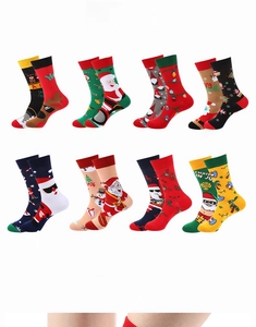 Dettagli di calze festive in cotone con motivi colorati di Babbo Natale e renne